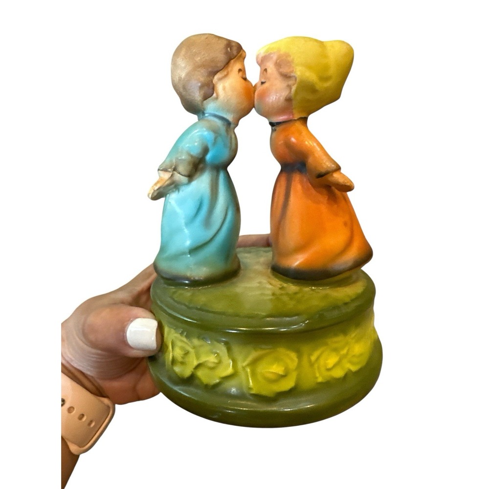 Vintage Music Box Kissing Couple Rare